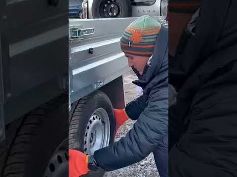 Как заменить проколотое колесо на легковом прицепе МЗСА? ЦЛП АРИВА